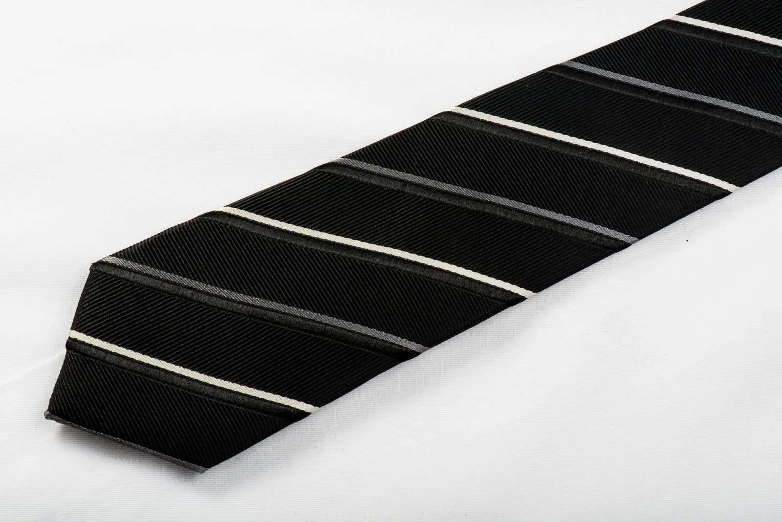 STCO Men's Skinny Silk Tie Silver Striped On Black